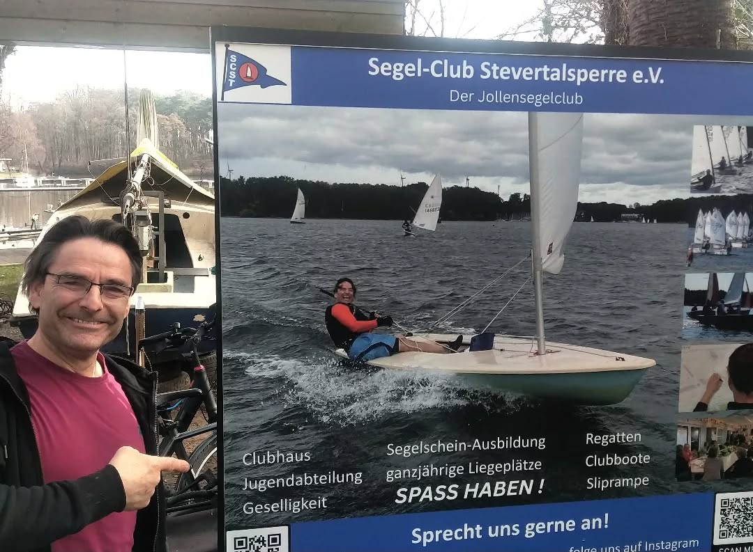 Bei dem heutigen Arbeitsdienst wurde die neue Präsentationstafel des SCST am Eingang montiert. Die alte Tafel war leider Opfer einer nächtlichen Vandalismusa-Aktion geworden.