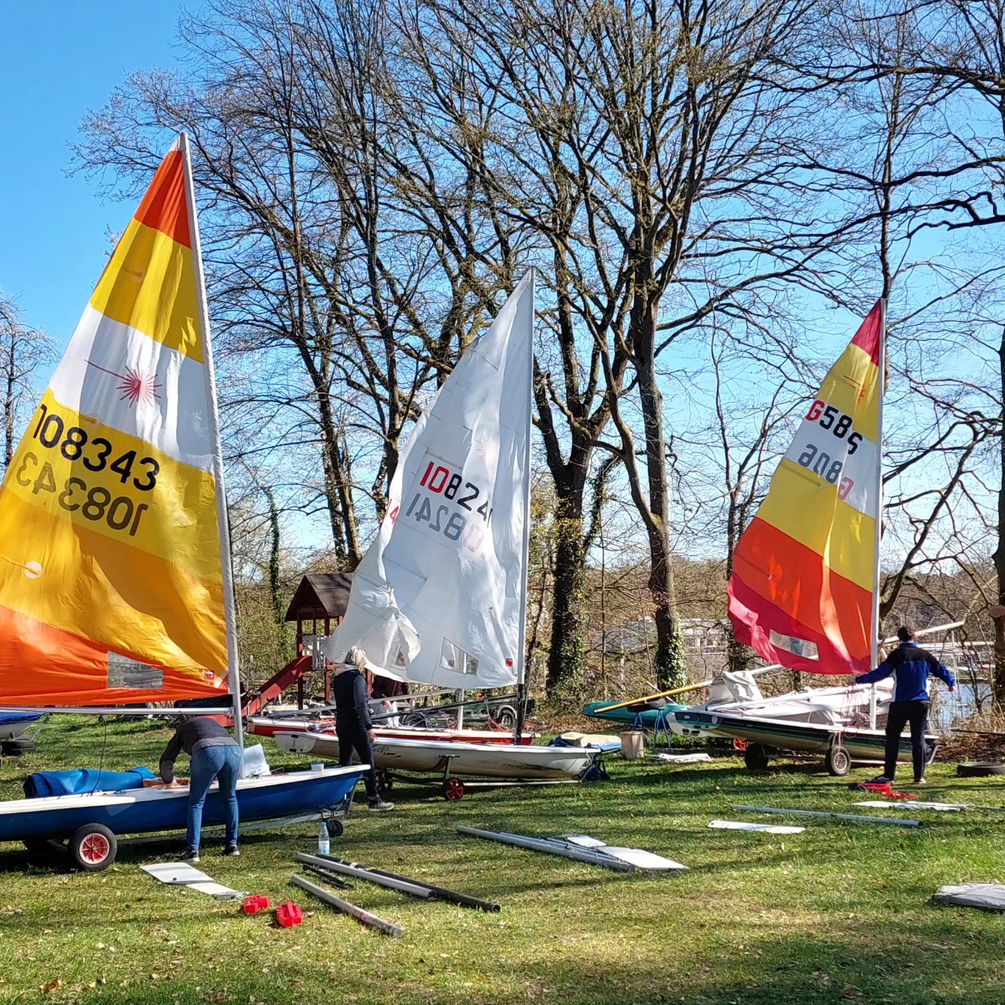 Unsere Clublaser werden aufgebaut. Ausnahmsweise mal mit den gaaanz alten Segeln. Farblich auf jeden Fall ein Hingucker