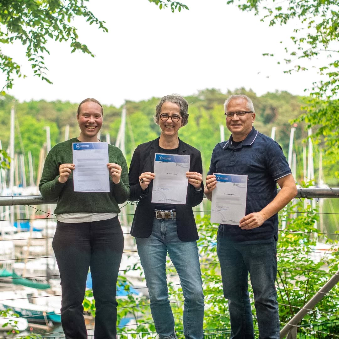 Am letzten Wochenende haben Lena, Andrea und Nikolai (Foto v.l.) erfolgreich an der Qualifizierung des Landessportbundes NRW zur Ansprechperson zum Schutz vor sexualisierter und interpersoneller Gewalt im Sport teilgenommen.

Der SCST e.V. hat sich zum Ziel gesetzt, allen Mitgliedern ein sicheres und respektvolles Umfeld zu bieten. Gewalt jeglicher Art hat bei uns keinen Platz.

Nach der Erstellung des Schutzkonzeptes Ende September 2025 ist damit ein weiterer Meilenstein auf dem Weg zum Beitritt in das Qualitätsbündnis Sport NRW erreicht.